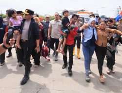 Saat Salurkan Bantuan Via Udara Di Luwu, Kapolda Sulsel Berhasil Evakuasi Ibu Hamil 9 Bulan