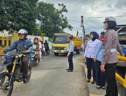 Kasat Lantas Polres Gowa Dampingi Dishub Pasang Rambu