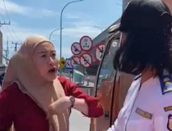 Wanita di Makassar Ngamuk Mobilnya Digembok Dishub 