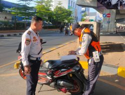 Rutinitas Amir Korwil Dishub Kota Makassar Dalam Memantau Kepadatan Kendaraan Serta Personil di Lapangan