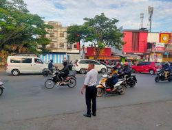 Kabid Irwan Instruksikan ke Personilnya Agar Tetap Fokus Dalam Memantau Arus Lalin Didepan Kampus