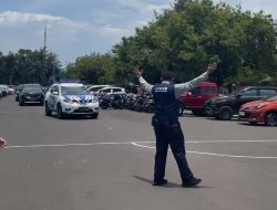 Personil Dinas Perhubungan Kota Makassar, Laksanakan Pemantauan Terhadap Kunjungan Sholat Jum’at PJs Walikota Makassar di Mesjid Al-Markas