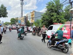 Wujud Pelayanan Kepada Masyarakat, Personil Polsek Somba Opu Lakukan Pengaturan Lalu Lintas Di Jalan.