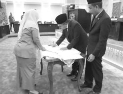 Walikota Makassar Menandatangi Naskah Rekomendasi Pansus DPRD Makassar