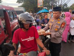Polsek Bajeng dan Bhayangkari Bagikan Takjil kepada Pengendara di Bulan Ramadhan