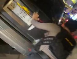 Sigap, Anggota Sat Samapta Polres Gowa Bantu Dorong Mobil Warga Yang Mogok