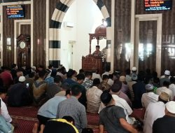 Kapolsek Bajeng Berikan Edukasi Kamtibmas Usai Sholat Jum’at Berjamaah di Mesjid Besar Limbung