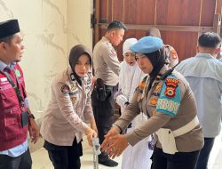 Polwan Polres Gowa Tampil Humanis Amankan Keberangkatan Kloter 5 dan 6 Jemaah Haji Asal Gowa
