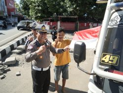 Sambut HUT ke-80 RI, Satlantas Polres Gowa Bagikan Bendera Merah Putih dan Bunga kepada Pengendara