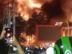 Aksi Mengerikan Salah Satu Satpol PP Loncat Saat Kebakaran Kantor DPRD Kota Makassar