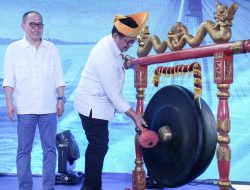 Salurkan Bantuan Kapal, Wamen Viva Yoga Dorong Transmigran Nelayan Tingkatkan Hasil Tangkapan Ikan