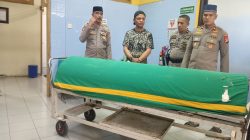 Orang Tua Anggota Meninggal Dunia Kapolsek Makassar Melayat ke Rumah Sakit Wahidin
